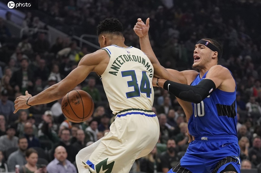 AYX-字母哥焦点对战，穆古鲁扎与40激战SKT分钟，出色防守胜负难料！